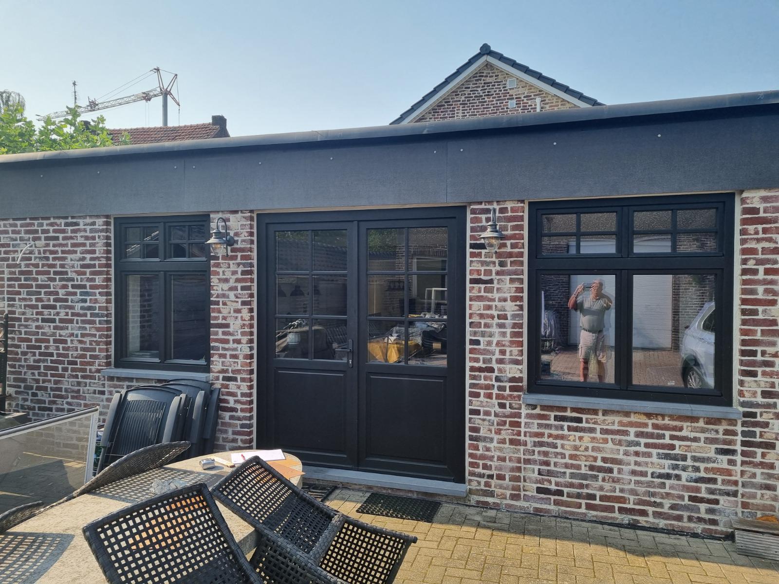 Gevelrenovatie woning voor - klassieke bakstenen gevel Limburg