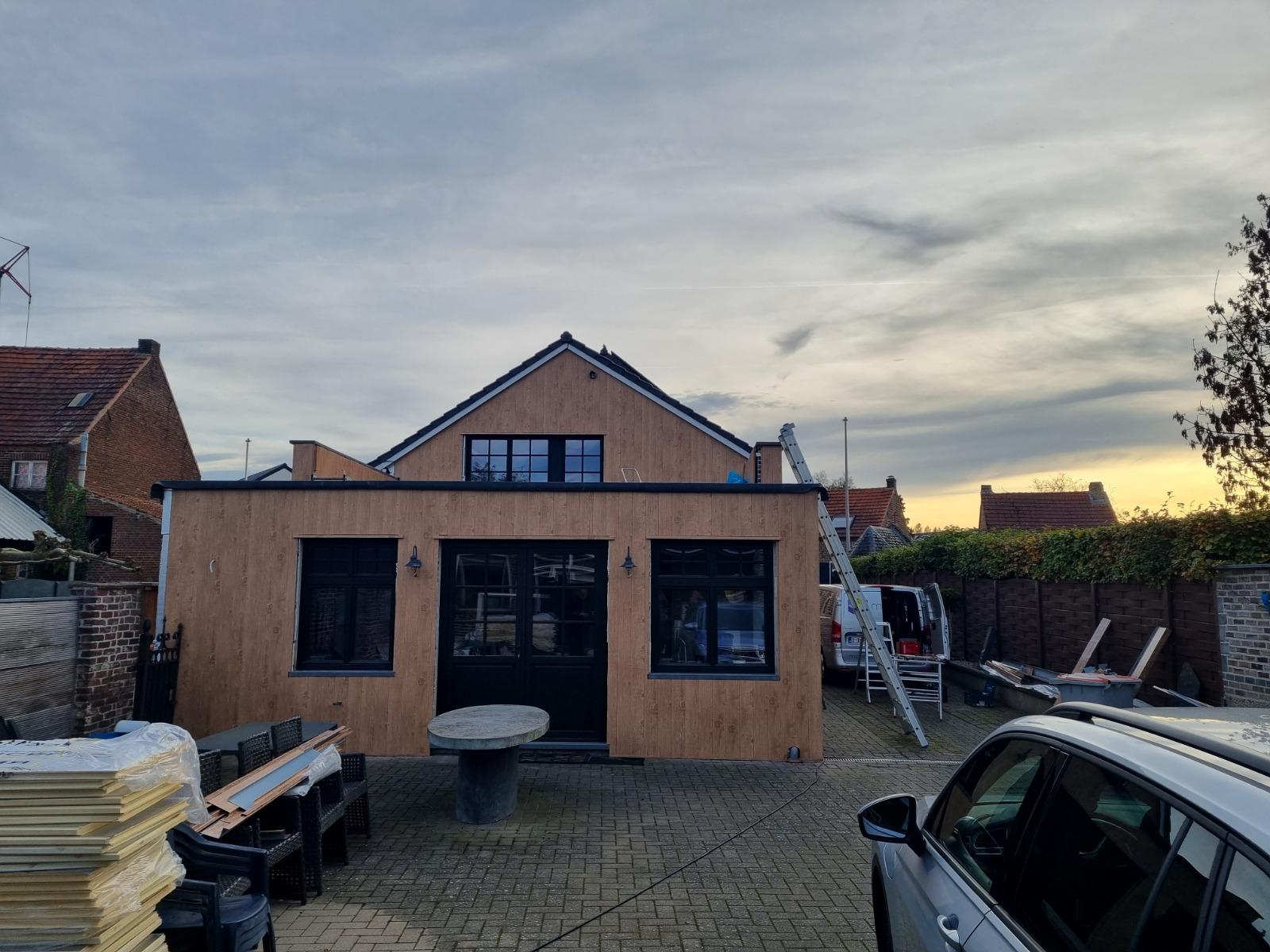 Gevelrenovatie woning na - moderne houtlook gevelpanelen door Bradico