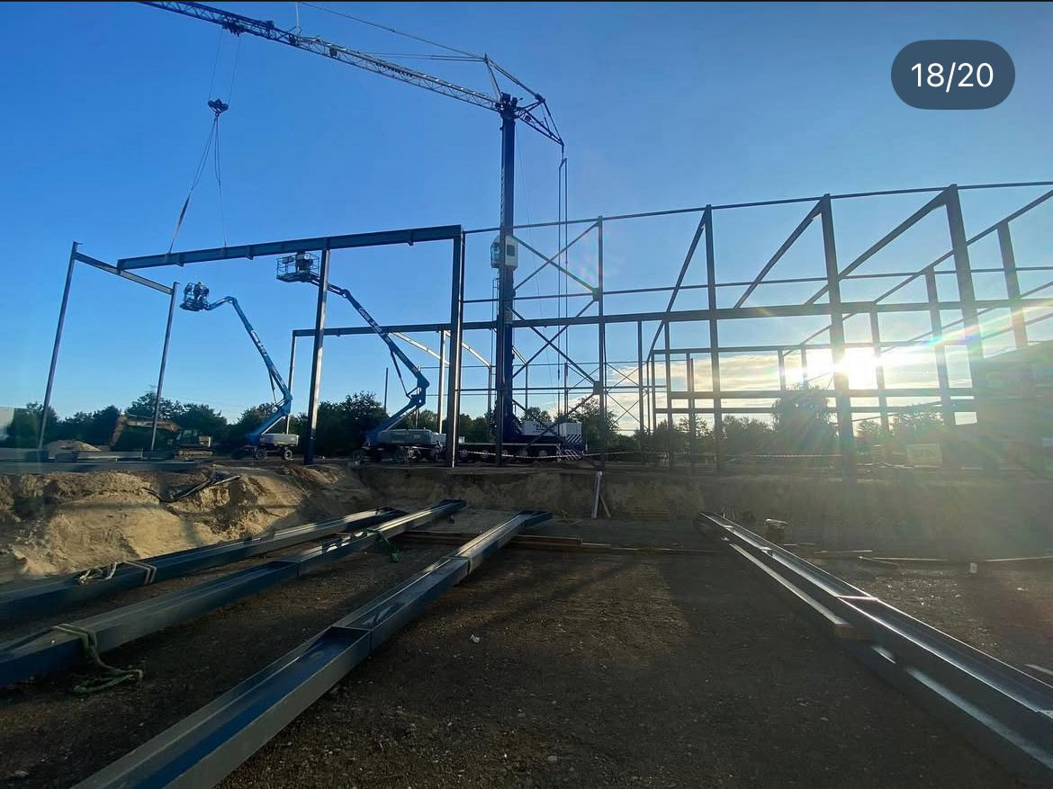 Staalconstructie bedrijfshal in aanbouw Limburg - industriële bouw door Bradico