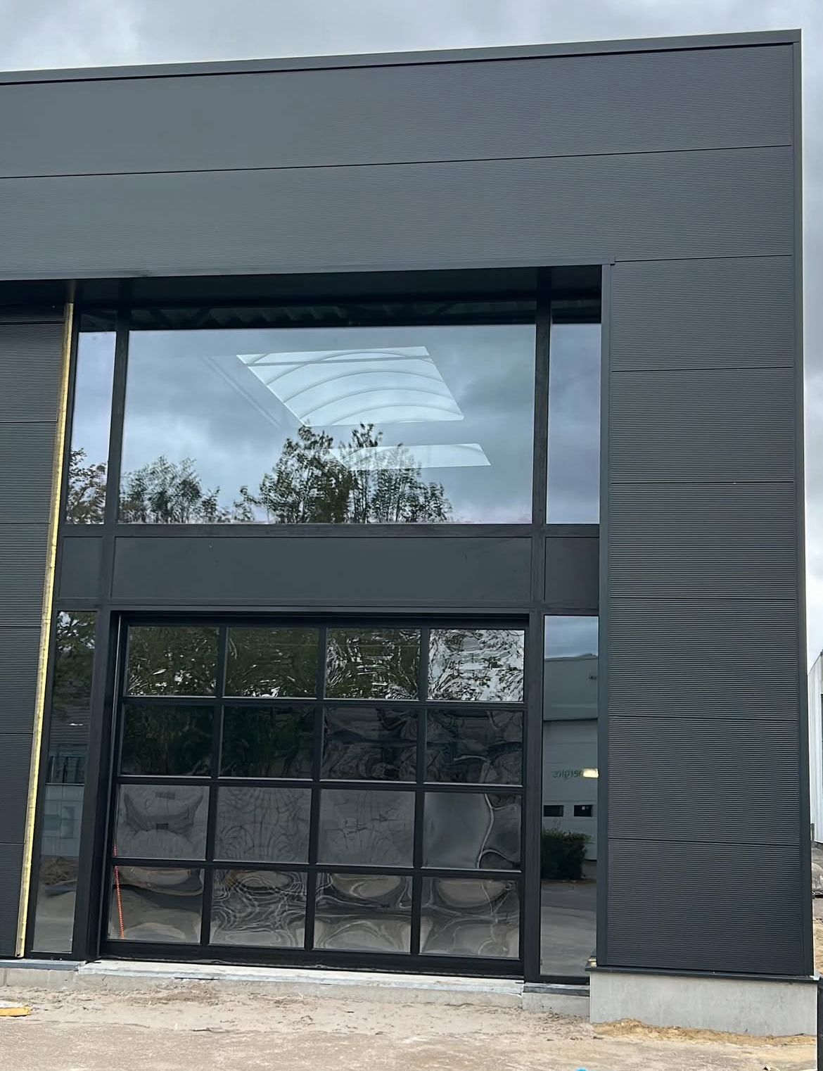 Bedrijfsgebouw met staalconstructie en gevelbekleding door Bradico