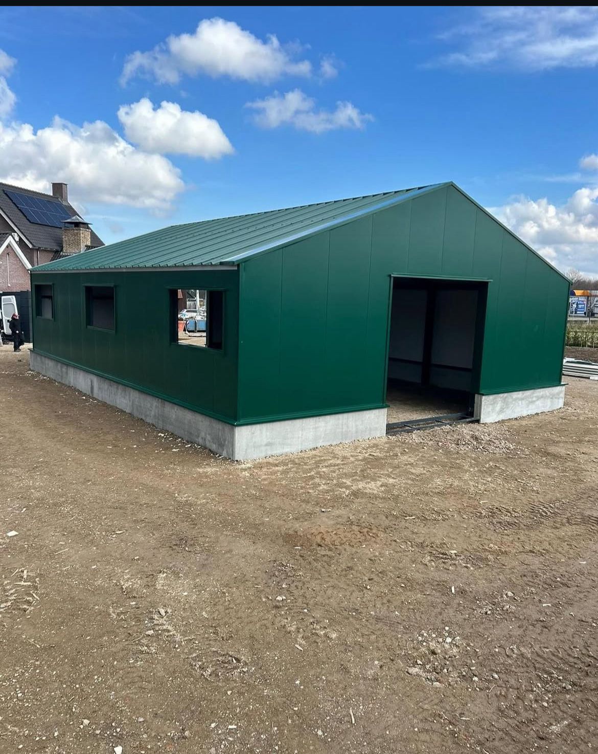 Complete loods met sandwichdak na oplevering door Bradico