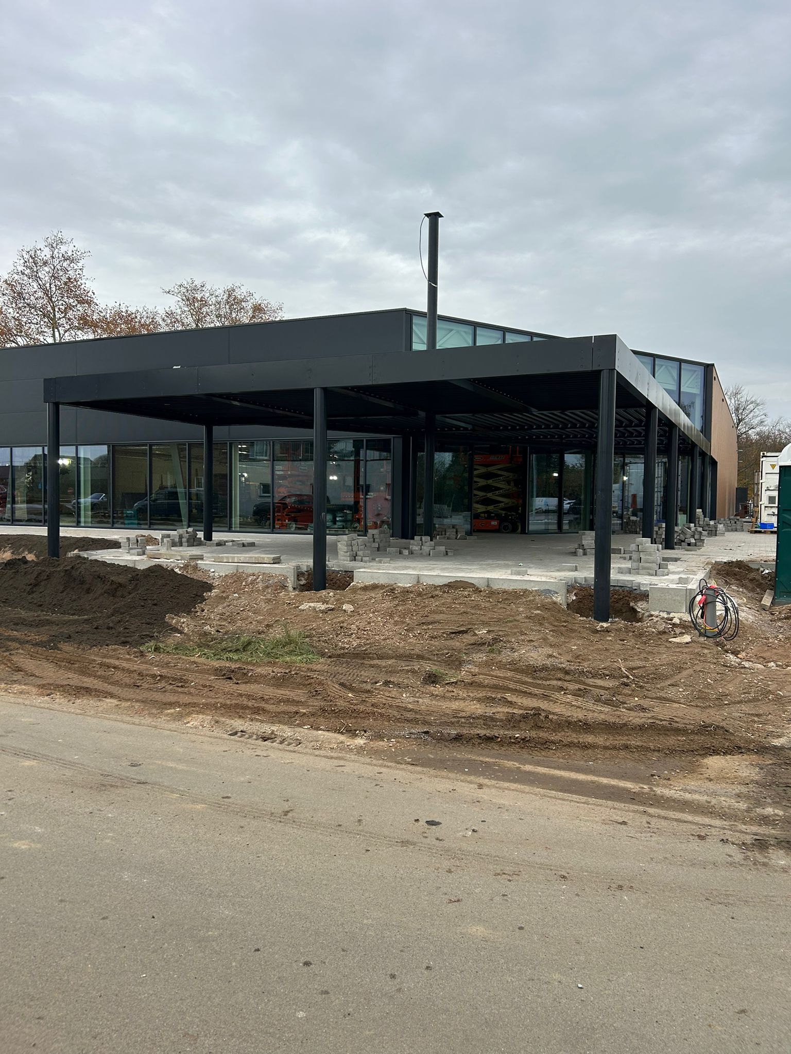 Stalen luifelconstructie op maat door Bradico - vooraanzicht